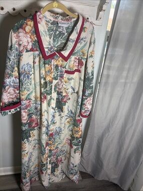 Models Coat vintage 50’s 60’Floral Button-Front Nightgown — Floral plus